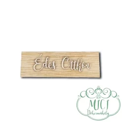 Egyedi fa tábla; kiegészítője lehet tavaszi/húsvéti asztaldísznek; koszorúnak; ajtó kopogtatónak; egyéb dekorációs termékeknek. Felhasználhatod akár hűtőmágnes készítéséhez is.