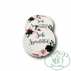 Sok szeretettel fa táblácska. Egyedi fa tábla; kiegészítője lehet otthonod dekorációjának; asztaldísznek; koszorúnak; ajtó kopogtatónak; egyéb dekorációs termékeknek. Felhasználhatod akár hűtőmágnes készítéséhez is.