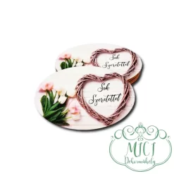 Egyedi fa tábla; kiegészítője lehet otthonod dekorációjának; asztaldísznek; koszorúnak; ajtó kopogtatónak; egyéb dekorációs termékeknek. Felhasználhatod akár hűtőmágnes készítéséhez is.