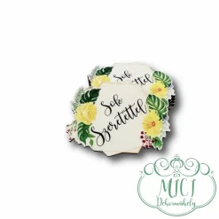 Sok szeretettel fa táblácska. Egyedi fa tábla; kiegészítője lehet otthonod dekorációjának; asztaldísznek; koszorúnak; ajtó kopogtatónak; egyéb dekorációs termékeknek. Felhasználhatod akár hűtőmágnes készítéséhez is.