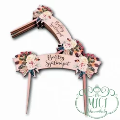 Egyedi fa tábla; kiegészítője lehet szülinapi asztaldísznek; koszorúnak; ajtó kopogtatónak; egyéb dekorációs termékeknek. Felhasználhatod akár hűtőmágnes készítéséhez is.