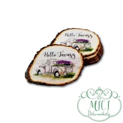 Egyedi fa tábla; kiegészítője lehet tavaszi/húsvéti asztaldísznek; koszorúnak; ajtó kopogtatónak; egyéb dekorációs termékeknek. Felhasználhatod akár hűtőmágnes készítéséhez is.