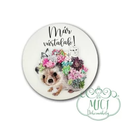 Egyedi fa tábla; kiegészítője lehet tavaszi/húsvéti asztaldísznek; koszorúnak; ajtó kopogtatónak; egyéb dekorációs termékeknek. Felhasználhatod akár hűtőmágnes készítéséhez is.