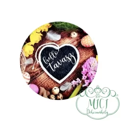 Egyedi fa tábla; kiegészítője lehet tavaszi/húsvéti asztaldísznek; koszorúnak; ajtó kopogtatónak; egyéb dekorációs termékeknek. Felhasználhatod akár hűtőmágnes készítéséhez is.