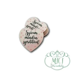 Egyedi fa tábla; kiegészítője lehet Anyák napja/Valentin nap/Nőnap -SZERETLEK-  asztaldísznek; koszorúnak; ajtó kopogtatónak; egyéb dekorációs termékeknek. Felhasználhatod akár hűtőmágnes készítéséhez is.