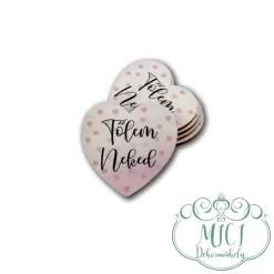 Egyedi fa tábla; kiegészítője lehet Anyák napja/Valentin nap/Nőnap -SZERETLEK-  asztaldísznek; koszorúnak; ajtó kopogtatónak; egyéb dekorációs termékeknek. Felhasználhatod akár hűtőmágnes készítéséhez is.