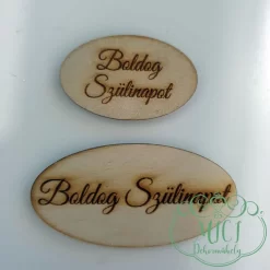 Egyedi fa tábla; kiegészítője lehet szülinapi asztaldísznek; koszorúnak; ajtó kopogtatónak; egyéb dekorációs termékeknek. Felhasználhatod akár hűtőmágnes készítéséhez is.